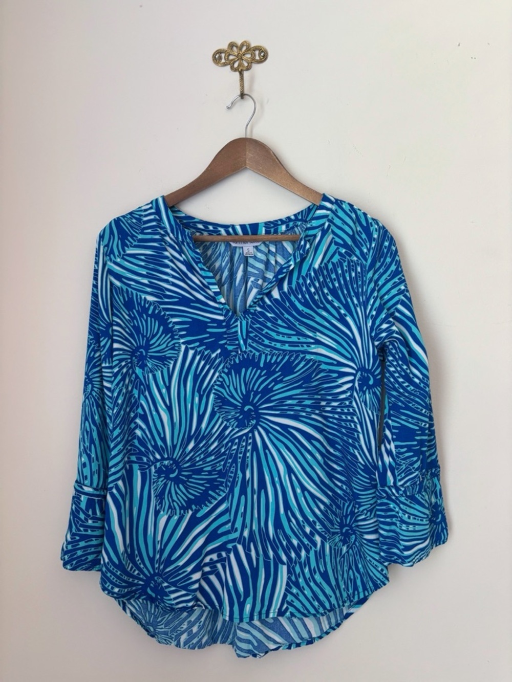 La Mer Luxe Blue Seashell Print V Neck Top Small Coastal Resortwear
